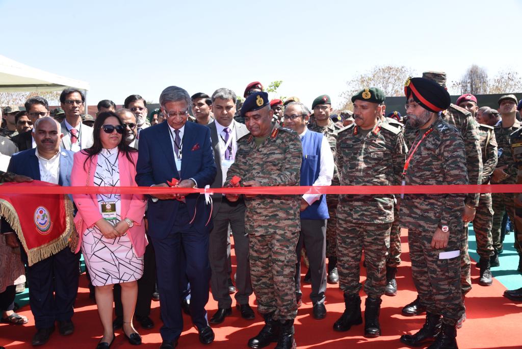 PRODefPune's tweet image. On the sidelines of #AFINDEX exercise an Equipment Display was organized in which 75 indigenous products from 32 industries manufactured under &apos;Make in India’ were showcased.
Gen Manoj Pande, #COAS and Mr. B. N.  Kalyani CMD,  BharatForge inaugurated this exhibition.