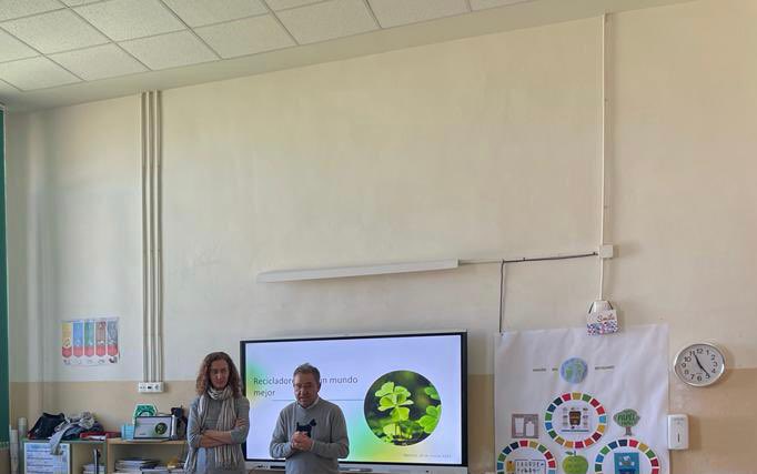 _clarafdez_'s tweet photo. Siempre es un placer charlar con las futuras generaciones de cómo cuidar nuestro entorno, cómo podemos cuidar del #MedioAmbiente con pequeños gestos y #reciclar los residuos para darles una segunda vida.Gracias al #AyuntamientodeMahora por la acogida. https://t.co/uV0rnTJTYt