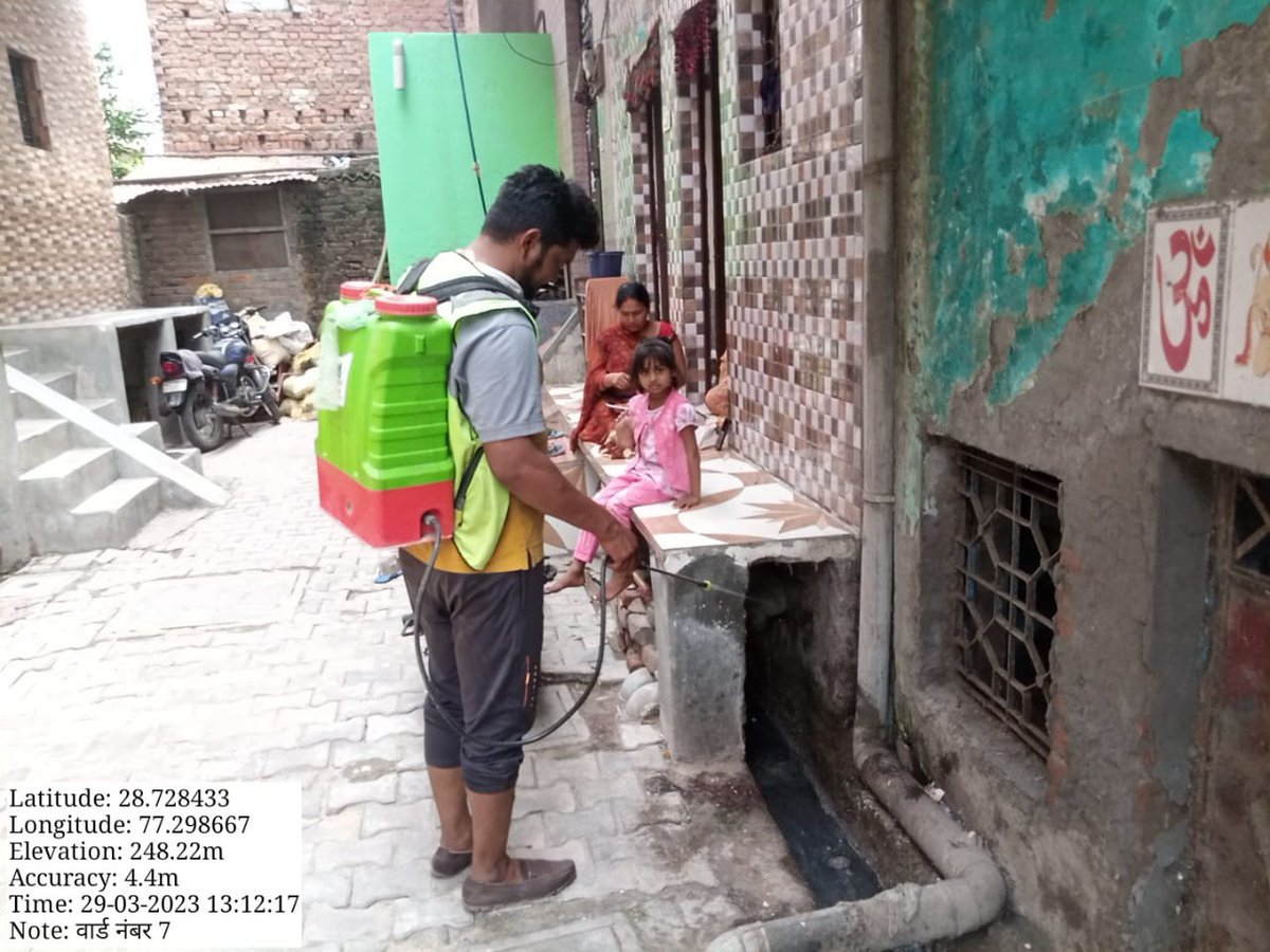 SwachhLoni's tweet photo. #ULBCode-800733 #निकायलोनी में एंटी लारवा मच्छरों की दवाई का का छिड़काव किया जा रहा है, आप की सेवा हमारा कर्तव्य 
#स्वच्छता_परमो_धर्म: 
@upgovt @myogiadityanath
@NagarVikasUP
@aksharmabharat
@SwachhBharatGov
@SwachSurvekshan
@swachhbharat
@HardeepSPuri
 @dm_ghaziabad https://t.co/nBTOgvVSp2