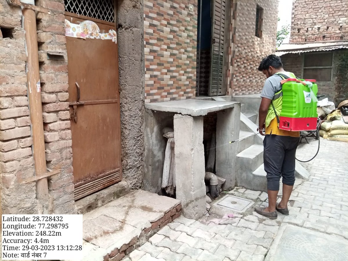 SwachhLoni's tweet photo. #ULBCode-800733 #निकायलोनी में एंटी लारवा मच्छरों की दवाई का का छिड़काव किया जा रहा है, आप की सेवा हमारा कर्तव्य 
#स्वच्छता_परमो_धर्म: 
@upgovt @myogiadityanath
@NagarVikasUP
@aksharmabharat
@SwachhBharatGov
@SwachSurvekshan
@swachhbharat
@HardeepSPuri
 @dm_ghaziabad https://t.co/nBTOgvVSp2