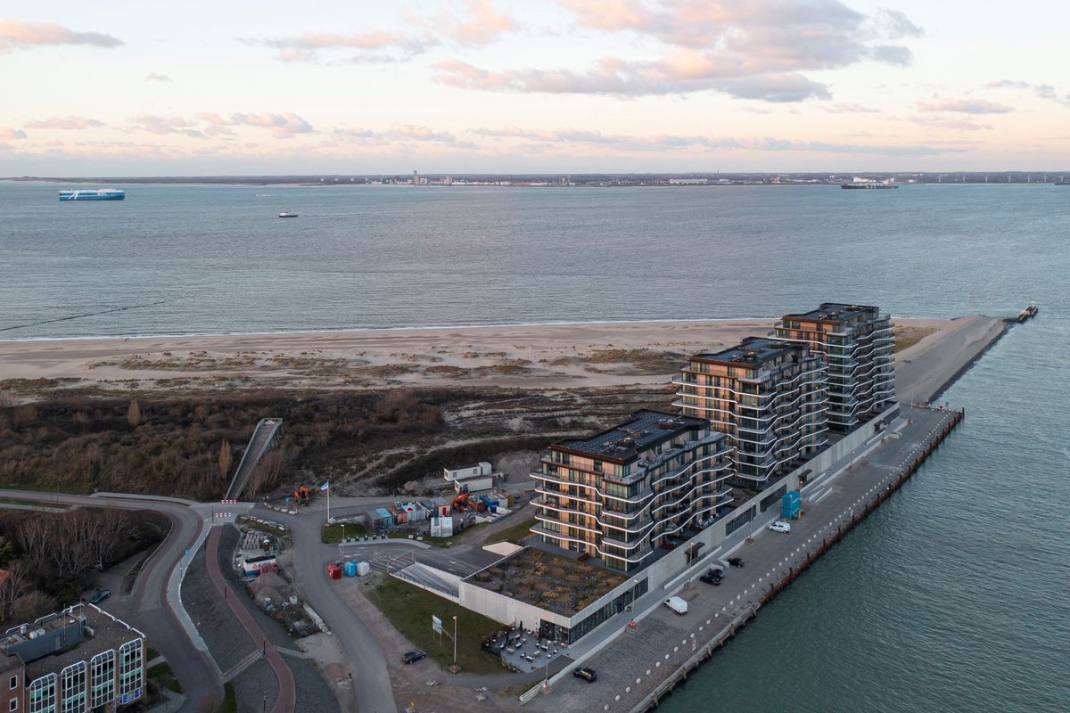 𝗣𝗵𝗮𝗿𝗼𝘀 𝗥𝗲𝘀𝗶𝗱𝗲𝗻𝗰𝗲 𝗕𝗿𝗲𝘀𝗸𝗲𝗻𝘀

Gelegen op de kop van de Haven Westzijde in Breskens staan drie imposante app.geb.  Pharos I, II en III. 

Rollecate leverde aluminium kozijnen en schuifpuien wat een panoramisch uitzicht geeft.
 
En zo’n uitzicht verveelt nooit.