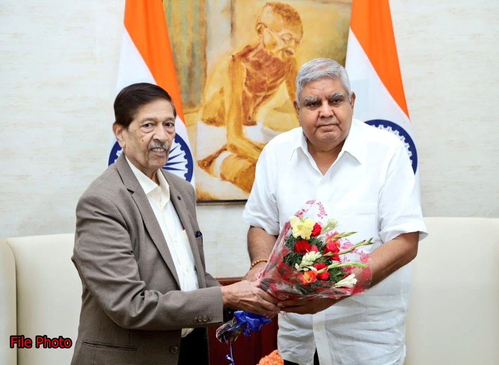 airnewsalerts's tweet image. Vice President Jagdeep Dhankhar expresses grief over the passing away of #GirishBapat, a distinguished parliamentarian and a popular leader from Maharashtra

He says, in his long public life, Girish Bapat worked tirelessly for welfare of people from all sections of society.