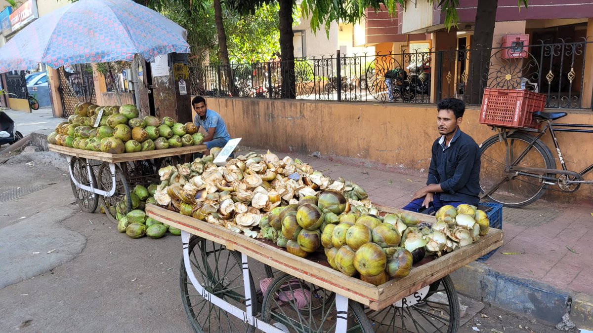 TVALMGuild's tweet photo. Dear @mybmcWardRS new hawker has come Outside Crystal, near Ganapati Tower

Thakur Village is becoming a hawkers paradise please take immediate and permanent action https://t.co/LZxFcyQvQK