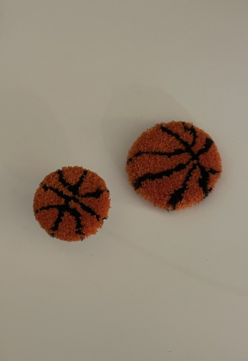 cxixnxdxyx's tweet photo. event…🏀
작은 아이는 그립톡 큰 아이는 손 거울로… 마감이 그렇게 좋진 않지만 (허접해요,,,) 원하시는 분이 계시다면 알티해주신 분들 중 추첨해서 보내드릴게요,,,,🏀🩶
저의 쟈근 선물…이에요,,, https://t.co/24kybhggwP