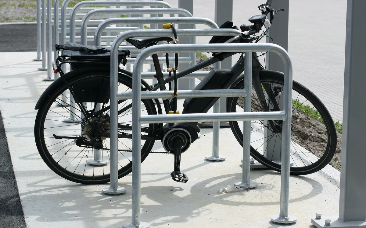 Her er et nytt YouTube-foredrag om god sykkelparkering. <a href="/KilstiHals/">Mathias Kilsti Hals</a>  klare anbefaling er blant annet å velge A-stativ, også kjent som tofots-stativ (bildet)

youtube.com/watch?v=9EooJc…