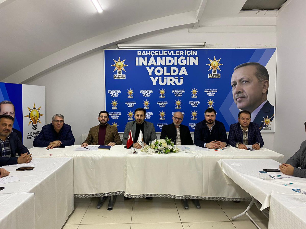 AKBahcelievler's tweet photo. İlçe Başkanımız Sn. Fatih Tuna Başkanlığında haftalık Mahalle Başkanları toplantımızı gerçekleştirdik.

Gündeme ilişkin gelişmeleri ve mahallelerimizde yürüttüğümüz teşkilat çalışmalarımızı ele aldığımız toplantımız hayırlara vesile olsun. https://t.co/30EOE1geTz