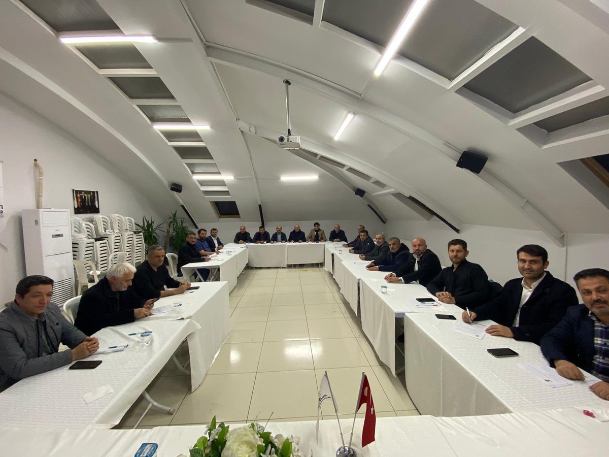 AKBahcelievler's tweet photo. İlçe Başkanımız Sn. Fatih Tuna Başkanlığında haftalık Mahalle Başkanları toplantımızı gerçekleştirdik.

Gündeme ilişkin gelişmeleri ve mahallelerimizde yürüttüğümüz teşkilat çalışmalarımızı ele aldığımız toplantımız hayırlara vesile olsun. https://t.co/30EOE1geTz