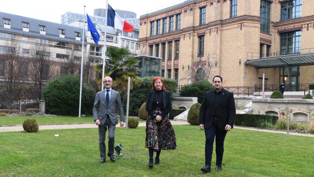 AgirEtranger's tweet photo. Merci à  la Présidente #AFE @LNdegryseNL,  à  son bureau  et a tous les elus des #fde pour leur action contre le #harcelement.

@LaLettreA @francediplo
@PJanuel https://t.co/vGMZ5e7RUS