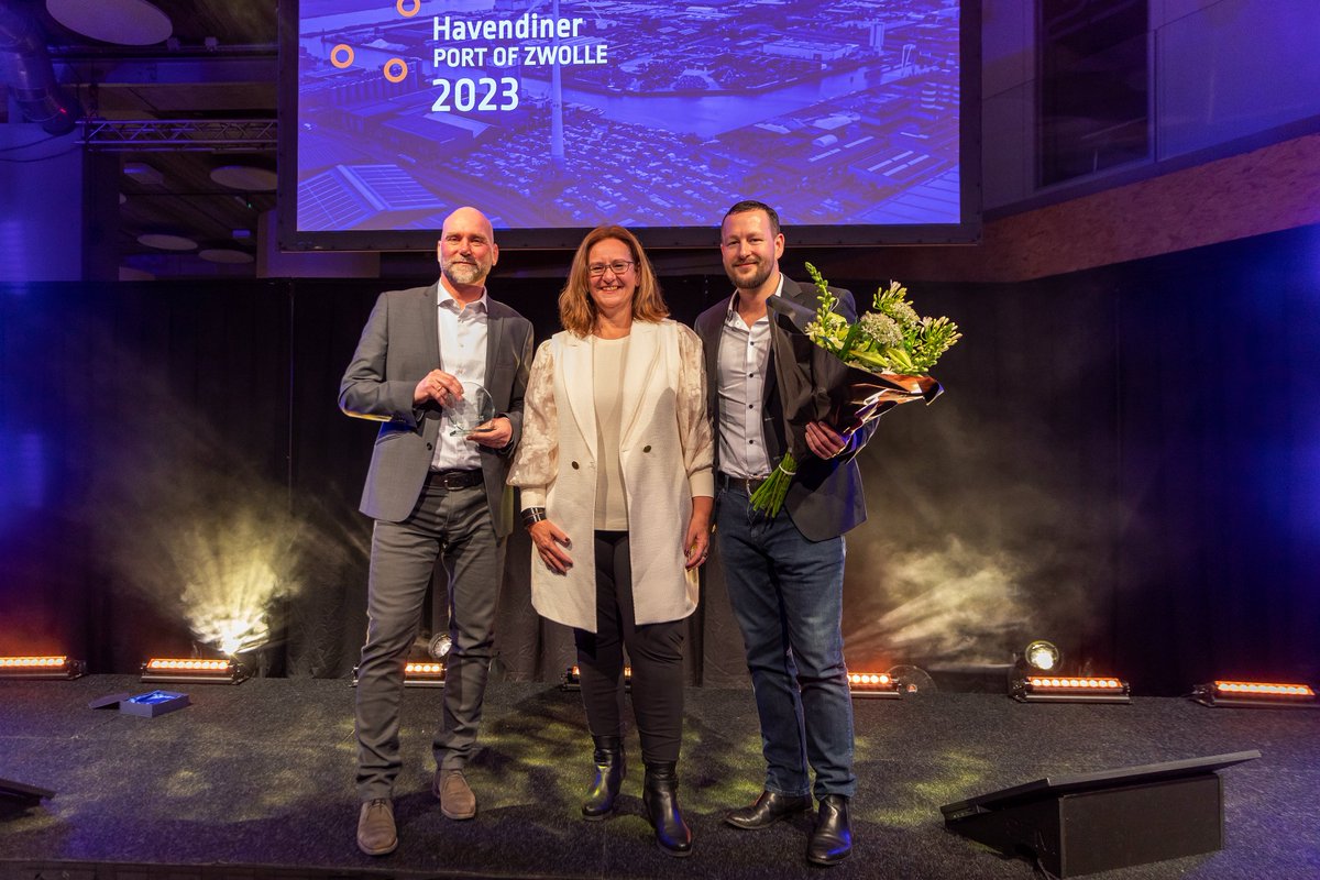 PortofZwolle's tweet photo. Wij kijken terug op een fantastische 7de editie van ons Havendiner waar @XellaNederland is uitgeroepen tot Havenondernemer van het jaar 2022.... van harte gefeliciteerd! 
@PECZwolleUnited @RegioZwolle #havendiner https://t.co/M1xwwKwonr