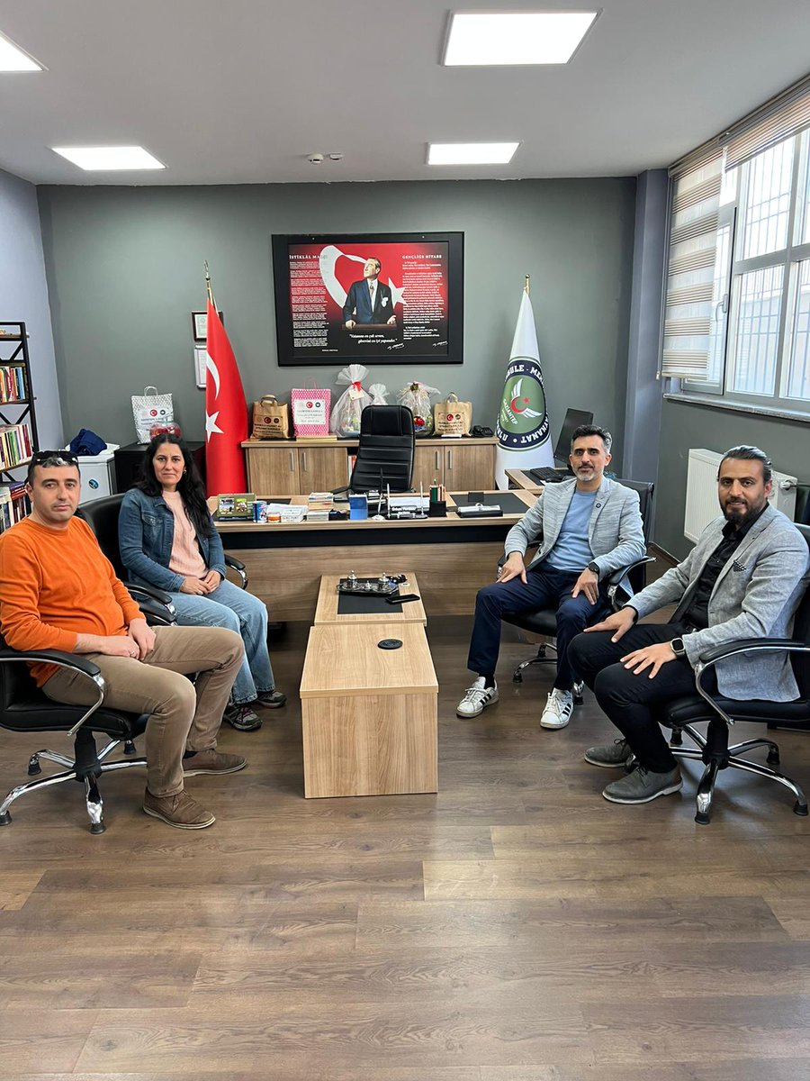 AkubGaziantep27's tweet photo. MEB AKUB ekibimizin değerli Gönüllüsü Makbule, Mehmet Ali Aykanat okul müdürü Orhan Parıldar'ı büyük emeklerle güzelleştirdikleri okullarında ziyaret ettik. İlgileri ve hoş sohbetleri için teşekkür ediyoruz.

@RTErdogan @tcmeb @TC_icisleri @prof_mahmutozer @AFADBaskanlik https://t.co/fLf9pj7v4N