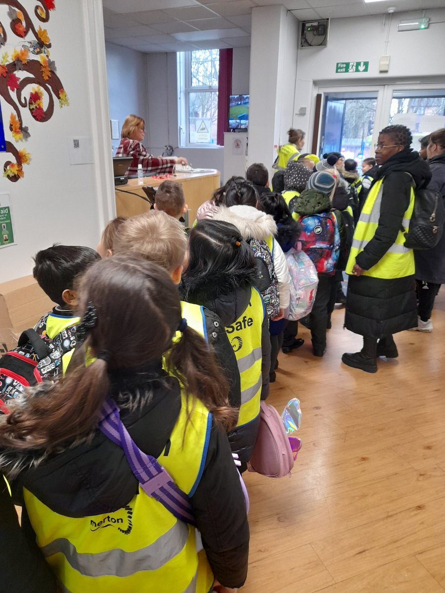 Year 3 leaving for the National History museum. They reported that they had a great day and saw lots of amazing exhibits.