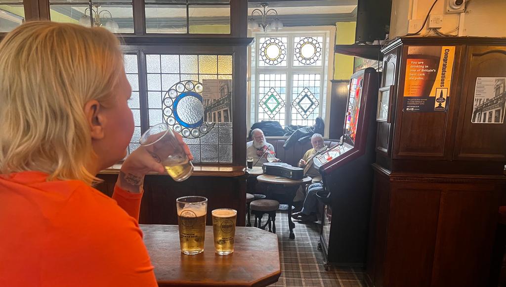 ChelseaDan5's tweet photo. In Ye Hole In Ye wall Pub Liverpool L2 the cities oldest Pub dating back to 1726 with @mongsley enjoying some fine German Warsteiner in the right glass and some first class music from some seriously talented old boys,Beat that👌 @Britains___Pubs video👇 https://t.co/PYJMTlmibP https://t.co/14PM4bFoX6