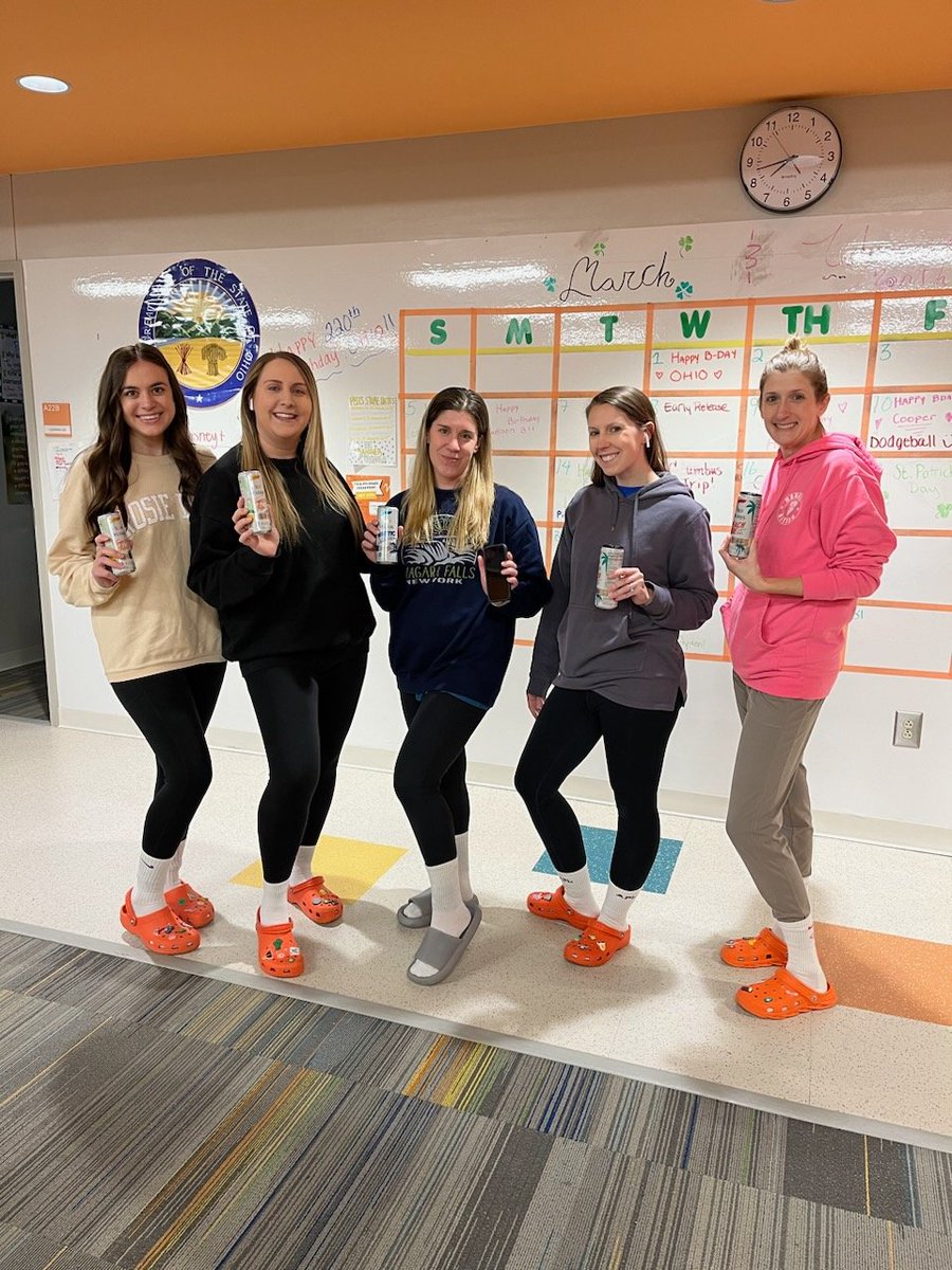 MrsNRRoth's tweet photo. #marchmadnessspiritweek continues with day 3: Dress like a staff member vs Dress like a student. Highlight reel #1 😍
📷: Mrs Parnell, @NRCSStem, Mrs Tonkin &amp; Mrs Ray @NRAC3_8 https://t.co/sUUTTYowkm