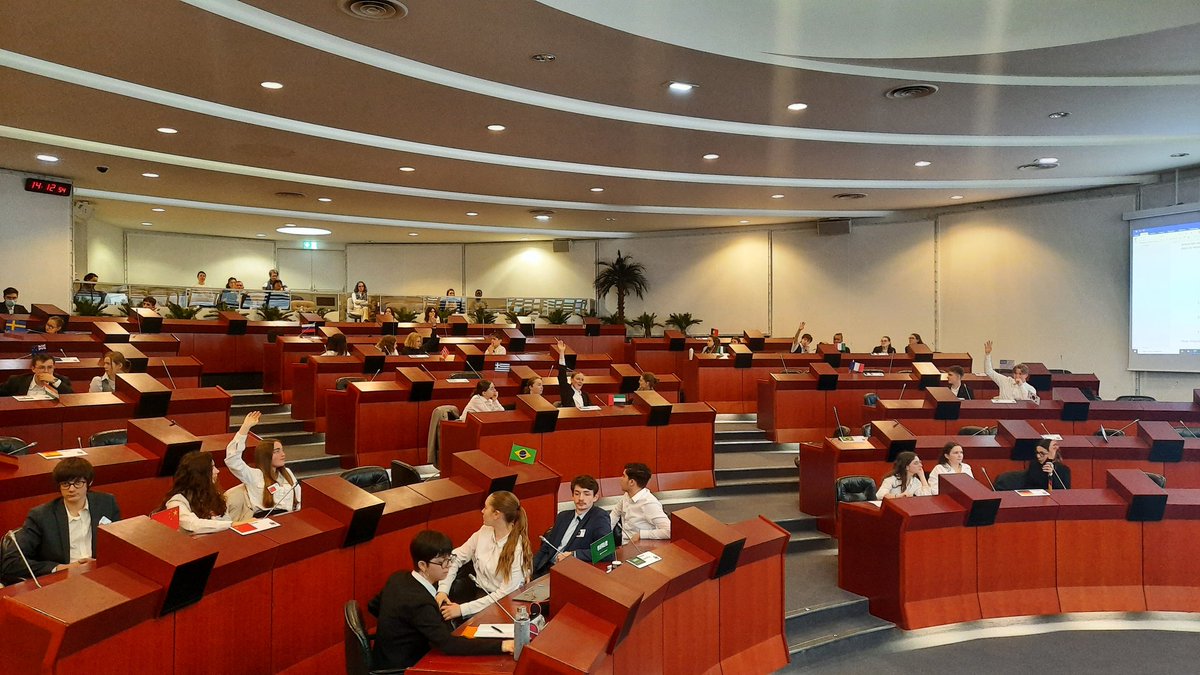 edd_acrennes's tweet image. #EDD 
👩🏼‍🎓👨🏽‍🎓🇺🇳
Développer l&apos;art du discours, l&apos;éloquence et l&apos;argumentation, des compétences au coeur des simulations de négociations onusiennes. #OBJECTIFODD @acrennes 
Se préparer au Grand oral par une mise en situation concrète 🌎🕊 #ODD16 #ODD10