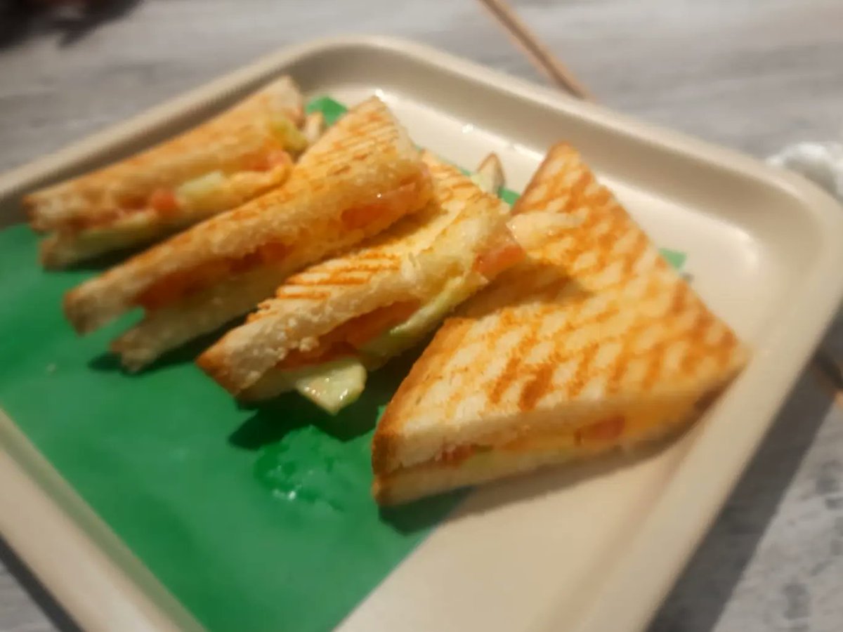 KhushiA58847648's tweet photo. 🤤🤤🤤🤤#sandwich #oregano #chilliflakes #delicious https://t.co/v1FbOabMqm