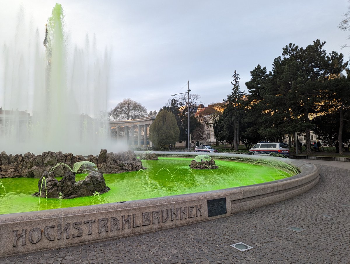 BleningerDaniel's tweet photo. Es hätte ein starkes Mahnmal gegen die Klimakatastrophe sein können, wenn man die Brunnen einfach 1-2 Tage grün gelassen hätte. Dass die @Stadt_Wien sofort das Wasser tauscht, passt ins Bild: Wir sind gut in #Verdrängung. Alles wird gut, macht euch keine Sorgen. https://t.co/z8WW3GPj3u