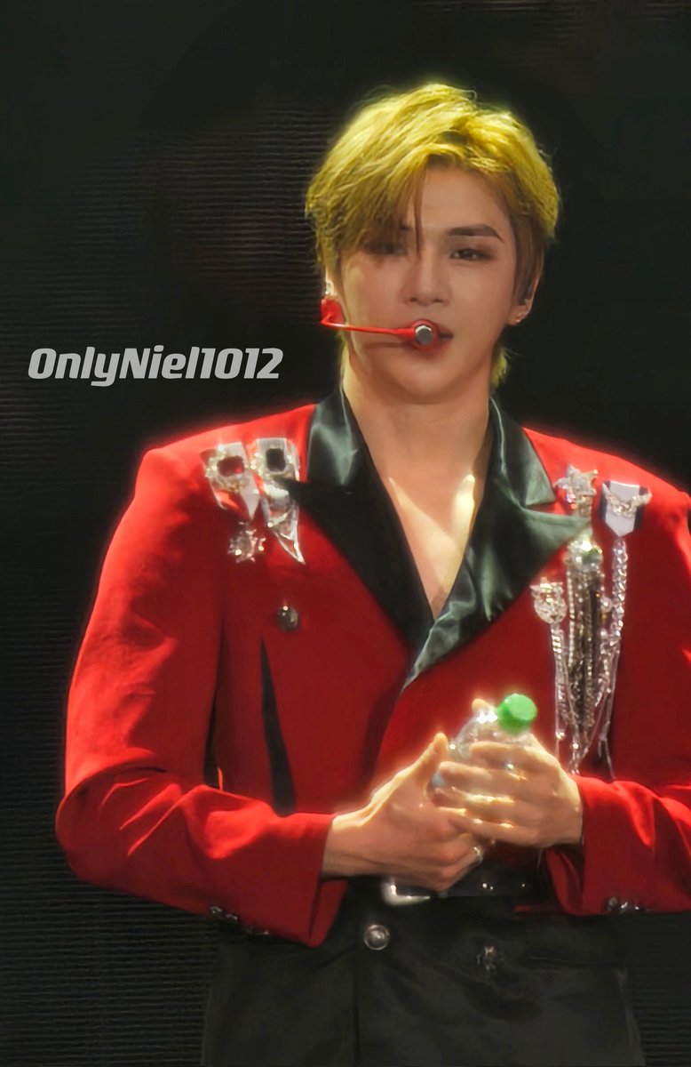 OnlyNiel1012's tweet photo. 😍Sexy in red
#FirstParadeinHK
#KangDaniel #강다니엘 https://t.co/2fG9Fv2Bne