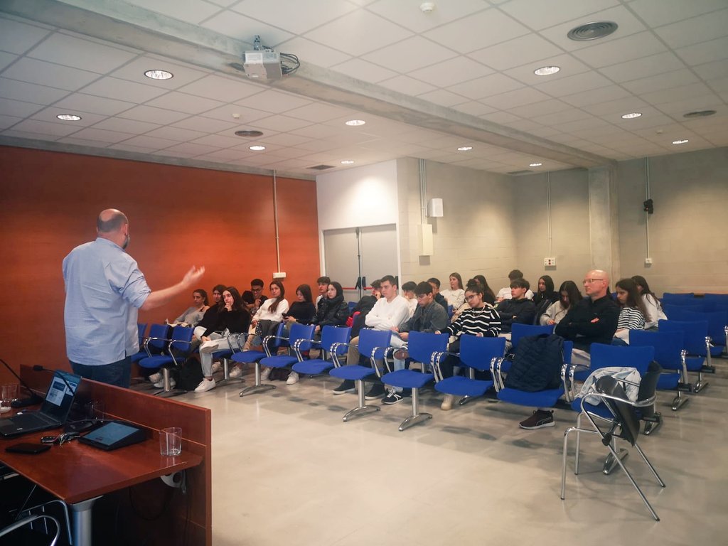 En <a href="/MrMacroeconomic/">Javier Capó Parrilla</a> de la <a href="/FEE_UIB/">Facultat d'Economia i Empresa - UIB</a> va parlar amb un grup d'alumnes de 4r d'ESO i 1r de batxillerat de @iesalbuhaira dels diners💰, de les funcions dels bancs🏦 i del paper del BCE com a supervisor dels bancs i garant del valor dels diners.
#SeràsUIB #futuralumnat