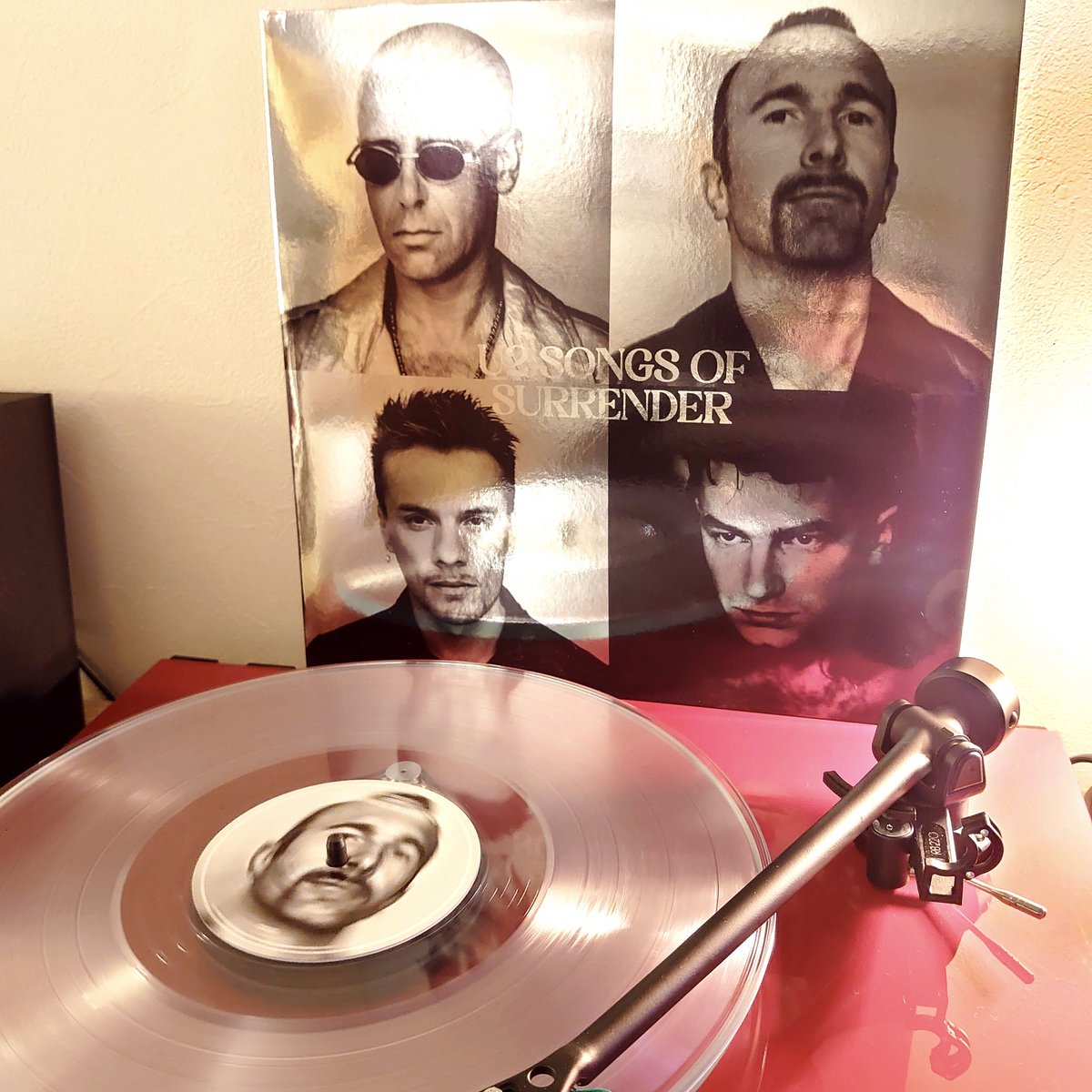 moja_tweet's tweet photo. SONGS OF SURRENDER
Crystal Clear Vinyl
ボノ&ジ・エッジの実験的な音楽探求――既存カタログを再考し再構築された新録盤💿楽曲の本質的なイメージが刷新され、歌声の親密さ、メロディーの美しさがより際立つ。ぬくもり伝わる生音の響きが心地よく、まるでダブリンの街角で聴いているかのよう🇮🇪#SOS40 https://t.co/QNbgYYxsyr
