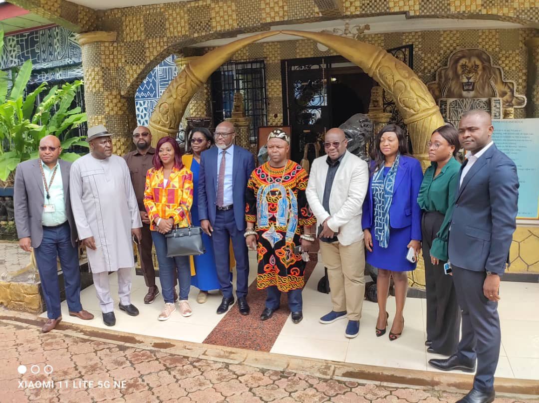 I was elated by the hospitality of His Majesty Njitack Ngompe Chief of Bafoussam and His Majesty Moumbé Fotso, Chief of Bamougoum.
Durant ces rencontres, nous avons salué l’action de ces gardiens de la tradition pour la sauvegarde du riche patrimoine camerounais.
