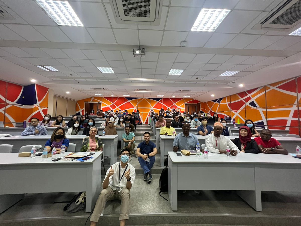 Exciting evening with students of Developement Studies Program|<a href="/ateneodemanilau/">Ateneo de Manila University</a> where Pr <a href="/ETomalin/">Emma Tomalin</a> and Dr #TheoMbazumutima were presenting on Religion, Peace and Conflict. That was really brilliant. 👉The ambivalance of religion highlighted. 
#Hiddenpeacebuiders.