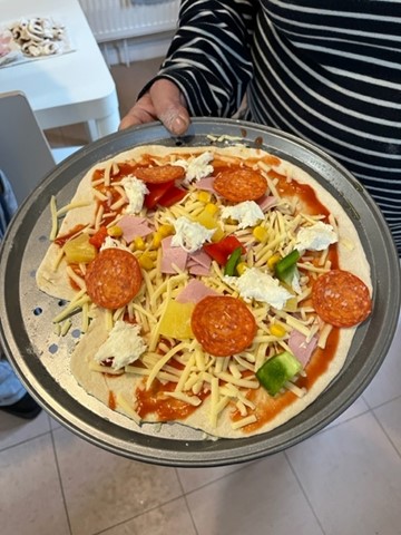 Some of our Dorset residents have been making #pizza the traditional way.

Our residents learnt how to mix, knead, round, portion and stretch the dough by hand and then generously added all their favourite toppings.

Everyone enjoyed eating their tasty #italiandelights!