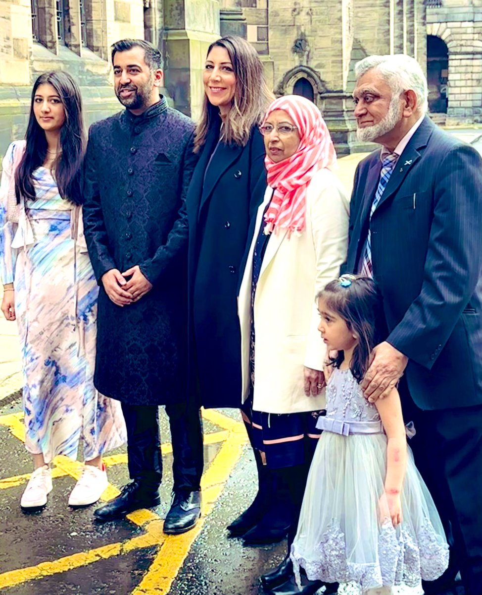 AamerAnwar's tweet photo. 15years ago a 22 yr old @HumzaYousaf joined my family &amp; I, for my contempt of court case before senior judges ( Not Guilty). Today with his family, I proudly watched history being made as he was sworn in as First Minister by Scotland’s 4 most senior judges🙏🤲🏽🏴󠁧󠁢󠁳󠁣󠁴󠁿 https://t.co/3oWjEfWPus