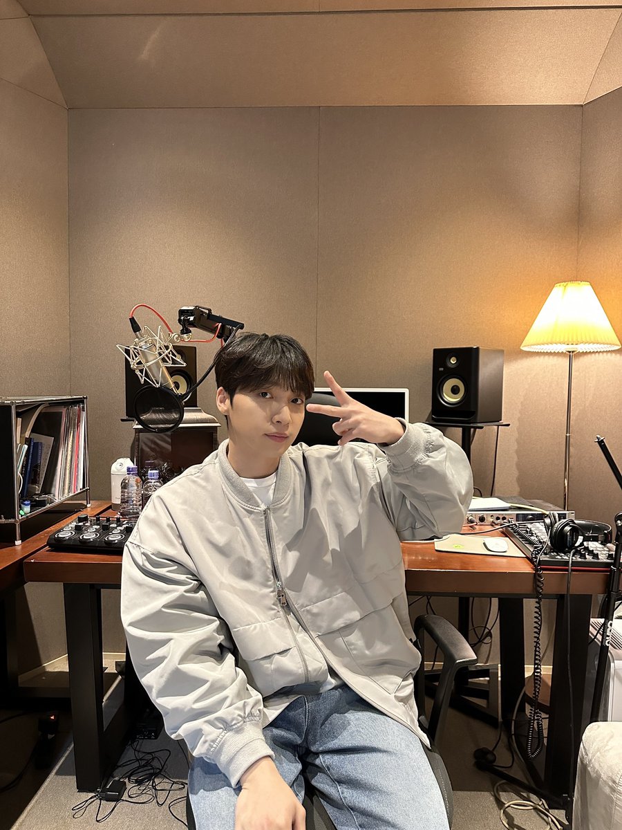jeongsewoon_twt's tweet photo. [#정세운]
반려악기들과 세운이와의 우정 오래 오래 계속되길 🫶🔥
(🗣️:모니터에 비친 알밤이 너무 동그래요)

https://t.co/CAM1hHmsrY

#JEONGSEWOON https://t.co/88IOXZAH6l