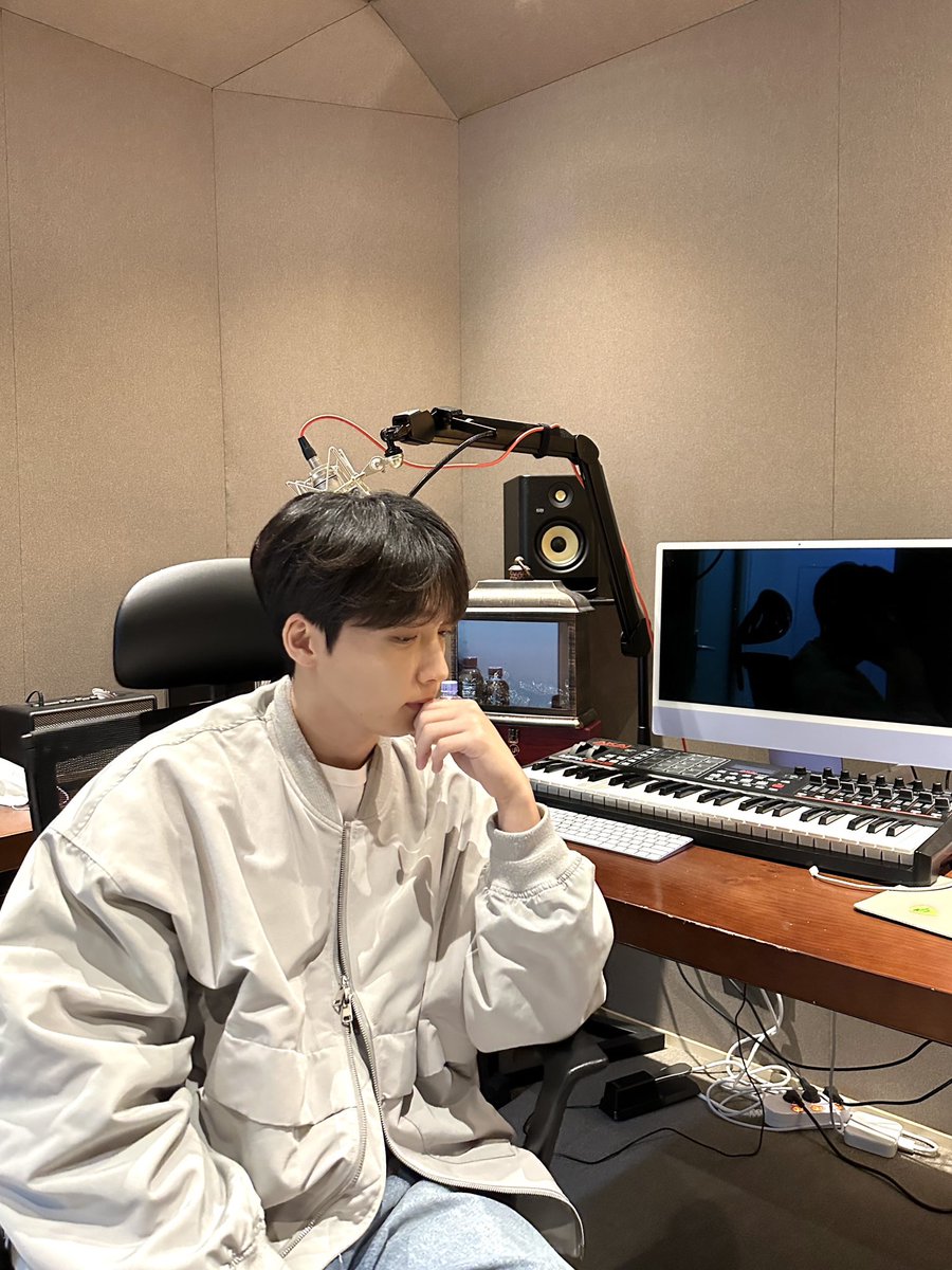 jeongsewoon_twt's tweet photo. [#정세운]
반려악기들과 세운이와의 우정 오래 오래 계속되길 🫶🔥
(🗣️:모니터에 비친 알밤이 너무 동그래요)

https://t.co/CAM1hHmsrY

#JEONGSEWOON https://t.co/88IOXZAH6l