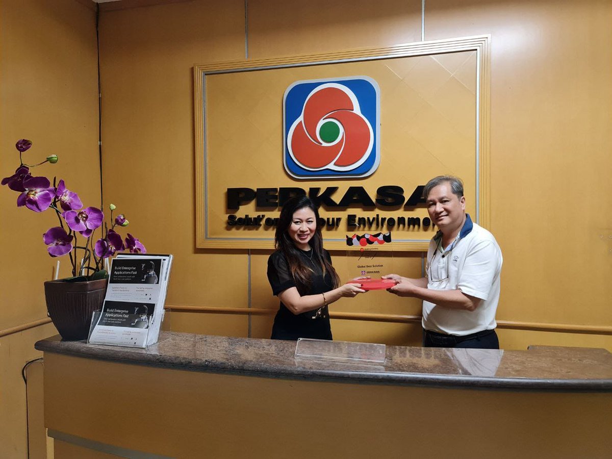 perkasaid's tweet photo. Our CEO receiving the @OutSystems Global Best Solution Partner of the year 2022 from  Marcelony Kumalasari #outsystems Country Manager Indonesia @OutSystemsDev #outsystemspartner #oustsystemsinindonesia #lowcode #lowcodeplatform https://t.co/dLRaLkESTd