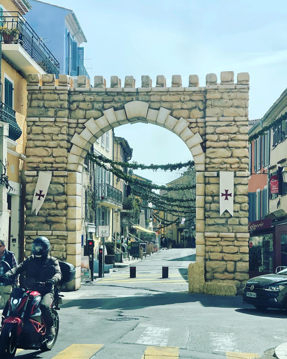 J-2 : L’ex porte St-Antoine a fait son retour à l’entrée de la rue St-Sébastien. Une porte médiévale réalisée par les carnavaliers de Nice Festivités.
C'est par elle que vous accèderez à #biotetlestempliers tout le week-end. 
RDV dès vendredi 18h30 pour la cérémonie d’ouverture.