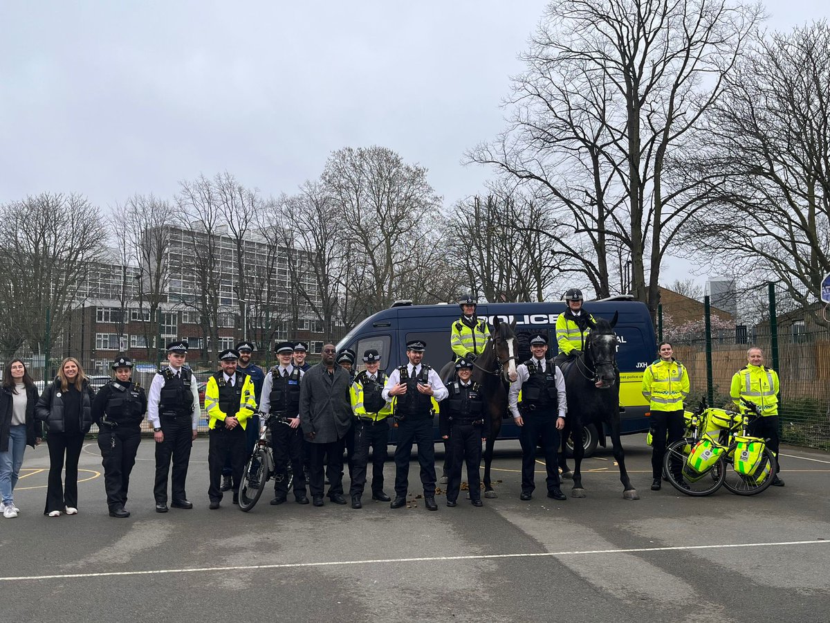 PH Lochinvar and PH Andy from Lewisham stables visited St Johns Angell Town Primary school for part of a joint services engagement day . Great turn out and they both received lots of attention. <a href="/MPSColdharbour/">Brixton North Police</a> and Centralsouthengagement #TaskForce #metpolice #policehorse ^5401CO