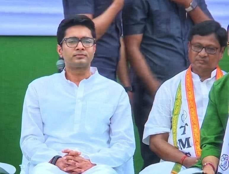 Kalyan_AITC's tweet photo. Hon'ble National General Secretary Shri @abhishekaitc  at Shaheed Minar today.

#ShaheedMinarCholo

#মমতা_ব্যানার্জি_জিন্দাবাদ
#অভিষেক_ব্যানার্জি_জিন্দাবাদ #তৃণমূল_কংগ্রেস_জিন্দাবাদ
#kalyanghosh https://t.co/QG7NBBWuAb