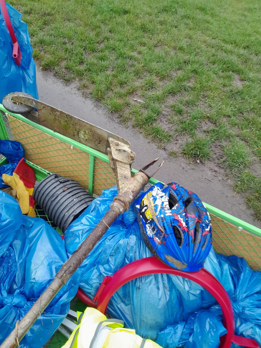 Despite the wet weather the litter pick as part of the #GreatBritishSpringClean took place earlier today and we were really pleased that this was the least amount of rubbish collected by the volunteers. Thank you to everyone who came along to support #LoveParks