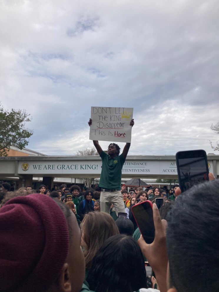 Here’s a photo sent in from a student at Grace King High School today. Students speaking up against their school possibly merging and closing. The Jefferson Parish School board will vote on this matter next week. #JPschools #JeffersonParish