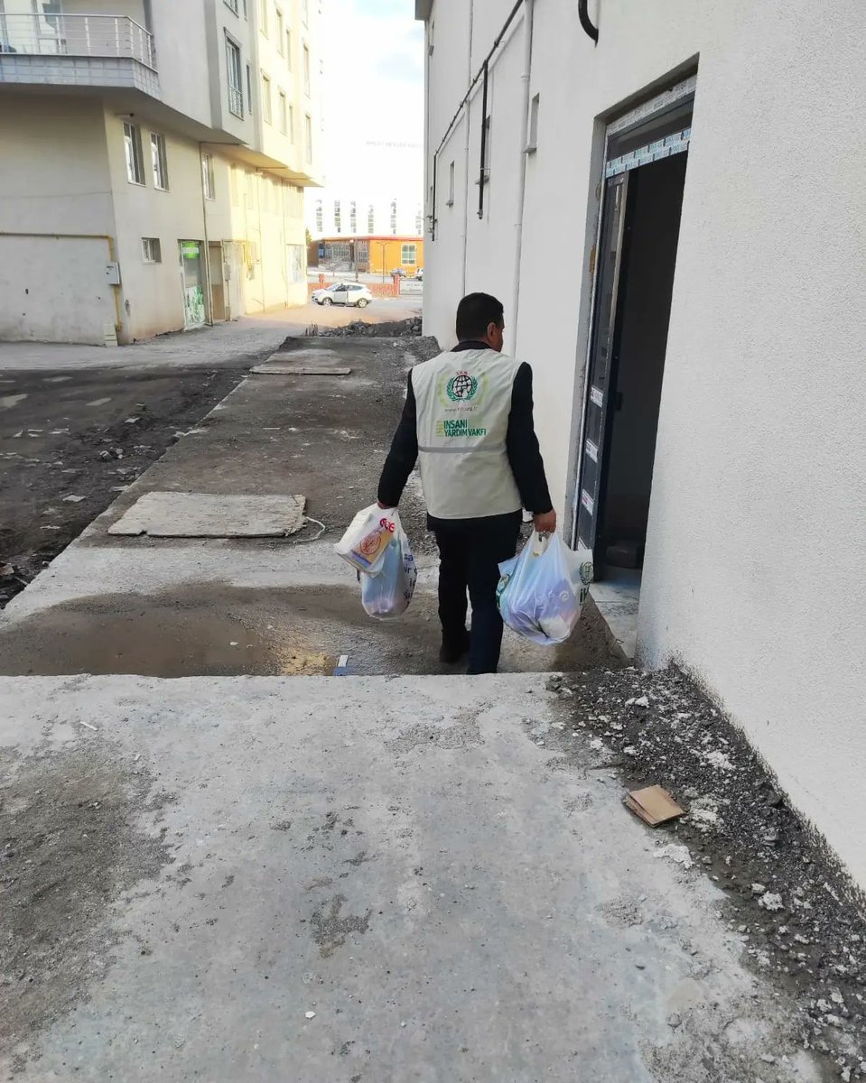 bitlisihh's tweet photo. Bitlis İHH Ahlat ve Güroymak Temsilciliği olarak depremzedeler ve ihtiyaç sahibi ailelere Ramazan kumanyası dağıtımı gerçekleştirdik. 
Desteğini esirgemeyen hayırseverlerimize ve gönüllülerimize şükranlarımızı sunuyoruz. https://t.co/fsyKOb8VPY