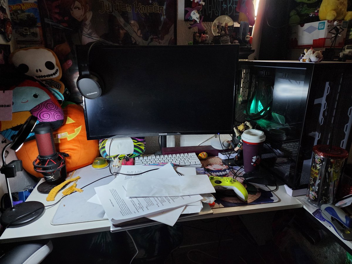 23Clarbear's tweet photo. @iiTzTimmy @GoveeOfficial this is currently my gaming set up/study area for school when im not playing games. that desk lamp is all i have for lighting minus the actual light in my room but it's not super bright either. Goodluck and thanks for the opportunity. https://t.co/kqKZXw4QSE