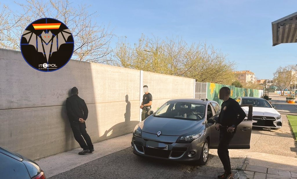 ITEPOL_COM's tweet image. En la formación continua de Valencia seguimos con el módulo de vehículos. Todos los días, todos los 👮‍♂️👮‍♂️ paran 🚙🚐.
Importante tener nociones previas a la parada, y tras la intervención para evitar sustos. 💙🖤💙
#itepolepviv #itepolformacion #itepol