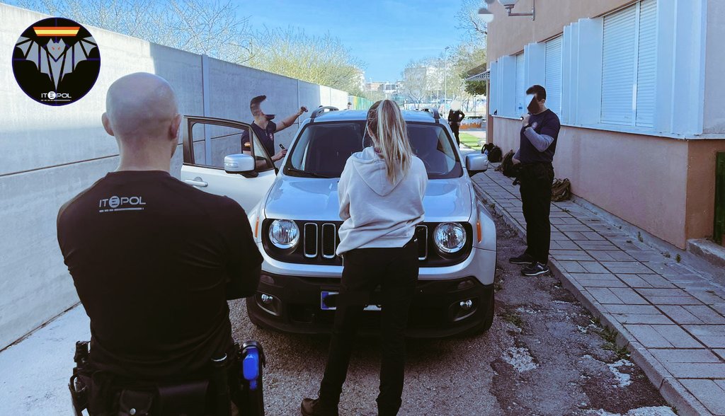 ITEPOL_COM's tweet image. En la formación continua de Valencia seguimos con el módulo de vehículos. Todos los días, todos los 👮‍♂️👮‍♂️ paran 🚙🚐.
Importante tener nociones previas a la parada, y tras la intervención para evitar sustos. 💙🖤💙
#itepolepviv #itepolformacion #itepol