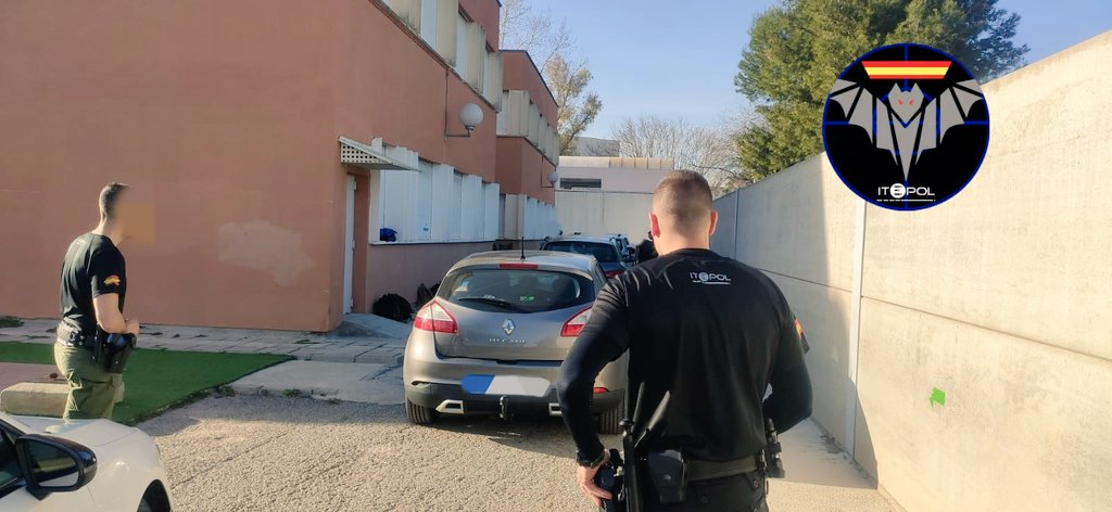 ITEPOL_COM's tweet image. En la formación continua de Valencia seguimos con el módulo de vehículos. Todos los días, todos los 👮‍♂️👮‍♂️ paran 🚙🚐.
Importante tener nociones previas a la parada, y tras la intervención para evitar sustos. 💙🖤💙
#itepolepviv #itepolformacion #itepol