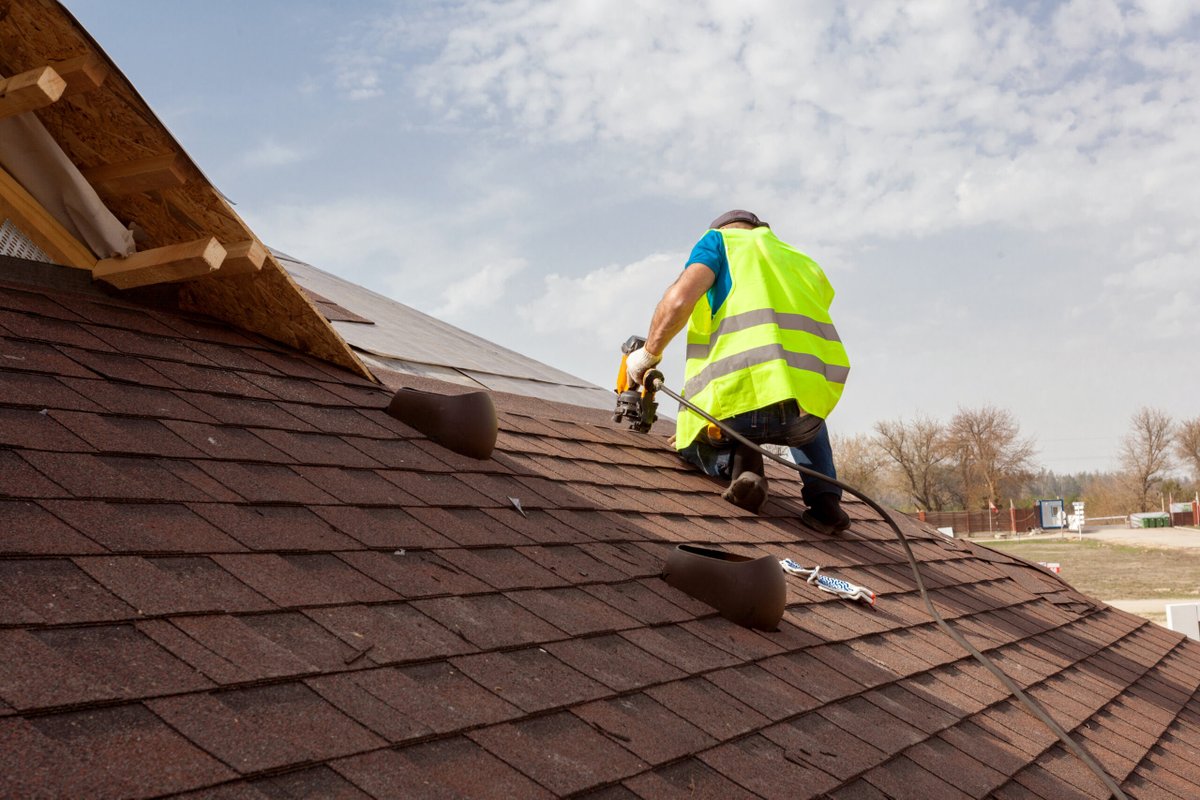 Unlicensed Roofing Contractor in Florida Charged After Soliciting Homeowners #fraud #insurancefraud #floridainsurance #roofingscam #homeowners ow.ly/fERc50NuJzf