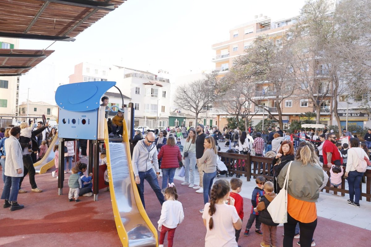 hila's tweet photo. La plaça Serralta era una rotonda i ara guanya més espai per als vianants per a què la gent gran hi pugui passejar sense obstacles i els infants, jugar. Què hem fet?

👉🏻Canviar el paviment
👉🏻Eliminar les grades
👉🏻Millorar la zona de jocs infantils, la pèrgola i l’enllumenat

La Palma de les places i els carrers és la Palma que millora o crea nous punts de trobada per a tothom. És la nostra aposta.