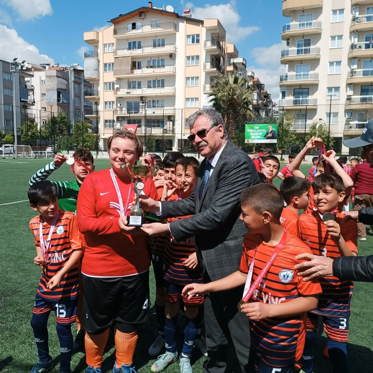 FerideRasit's tweet photo. Okul Küçük Erkekler Futbol Takımımız bugün oynadığı final maçını da kazanarak il şampiyonu oldu.Öğretmenimiz Fatih Yıldırım ve öğrencilerimizi kutluyoruz... https://t.co/Nl6bMgW1Qv