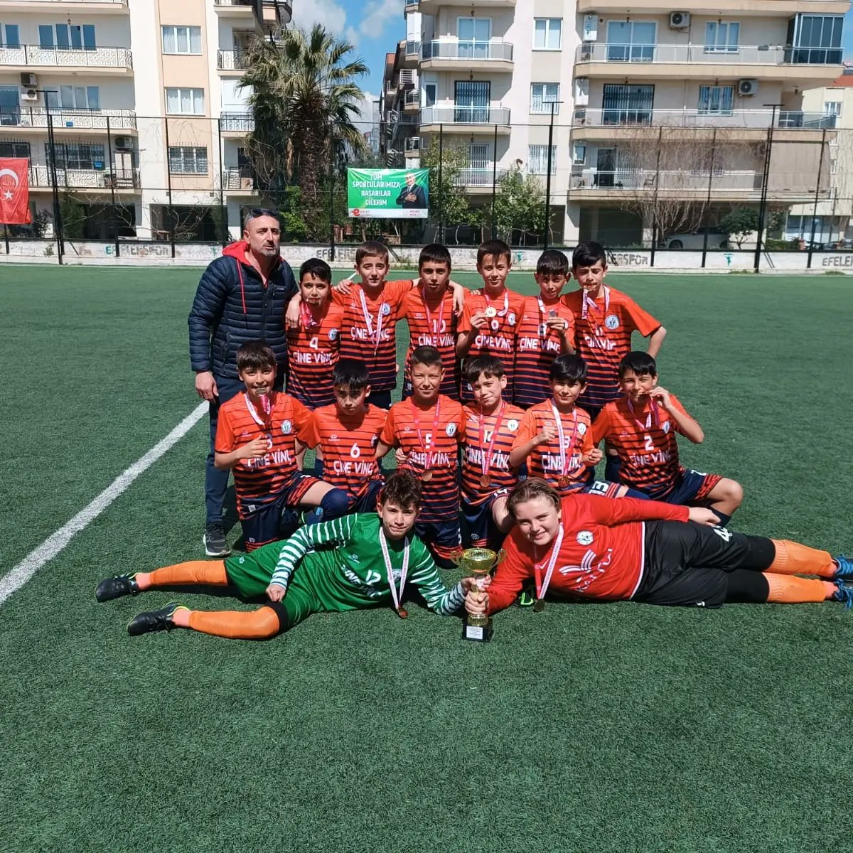 FerideRasit's tweet photo. Okul Küçük Erkekler Futbol Takımımız bugün oynadığı final maçını da kazanarak il şampiyonu oldu.Öğretmenimiz Fatih Yıldırım ve öğrencilerimizi kutluyoruz... https://t.co/Nl6bMgW1Qv
