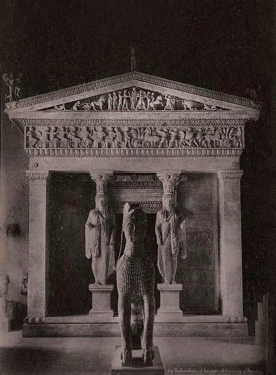 The Sphinx of Naxos in front of a reconstruction of the facade of the "Siphnian Treasury".

📷Archaeological Museum of Delphi, 1910