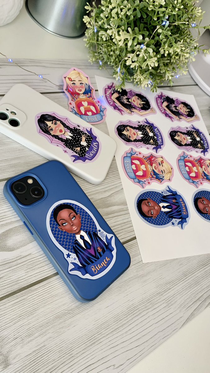 theartofgld's tweet photo. Stickers waterproof💦, quedan monísimos en los móviles 😍🥰!!!! enamoradita estoy😜🥰🤗
.
.
.
#stickers #stickershop #mundostickersmania #stickermania #stickeraddiction #miércoles #wednesdayaddams #miercolesaddams #dibujospersonalizados #dibujosoriginales #ilustradorasespañolas https://t.co/BZwjlIu82p