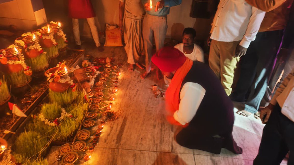 AmarpreetKale's tweet photo. अमर ज्योति संघ, बुढ़ी शीतला मंदिर, भुइंयाडीह में आयोजित ज्वारा पूजा में शामिल होकर माथा टेका।

समिति के धर्मू साहू जी, गौतम ठाकुर जी, मेघनाथ ठाकुर जी, संतोष छत्री जी, कौशिक प्रसाद जी, रोहित प्रसाद जी, बिट्टू जयसवाल जी एवं समिति के अन्य सदस्यों को बधाई एवं साधुवाद। https://t.co/pvn9ZU3W0Q