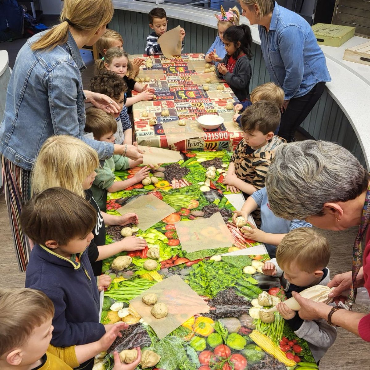 ktstanding's tweet image. Head Chef Chris 👨‍🍳 helping early years to make hot cross buns  #eastertreats 🐣@HolroydHowe @FrenshamJuniors @NSkevington75