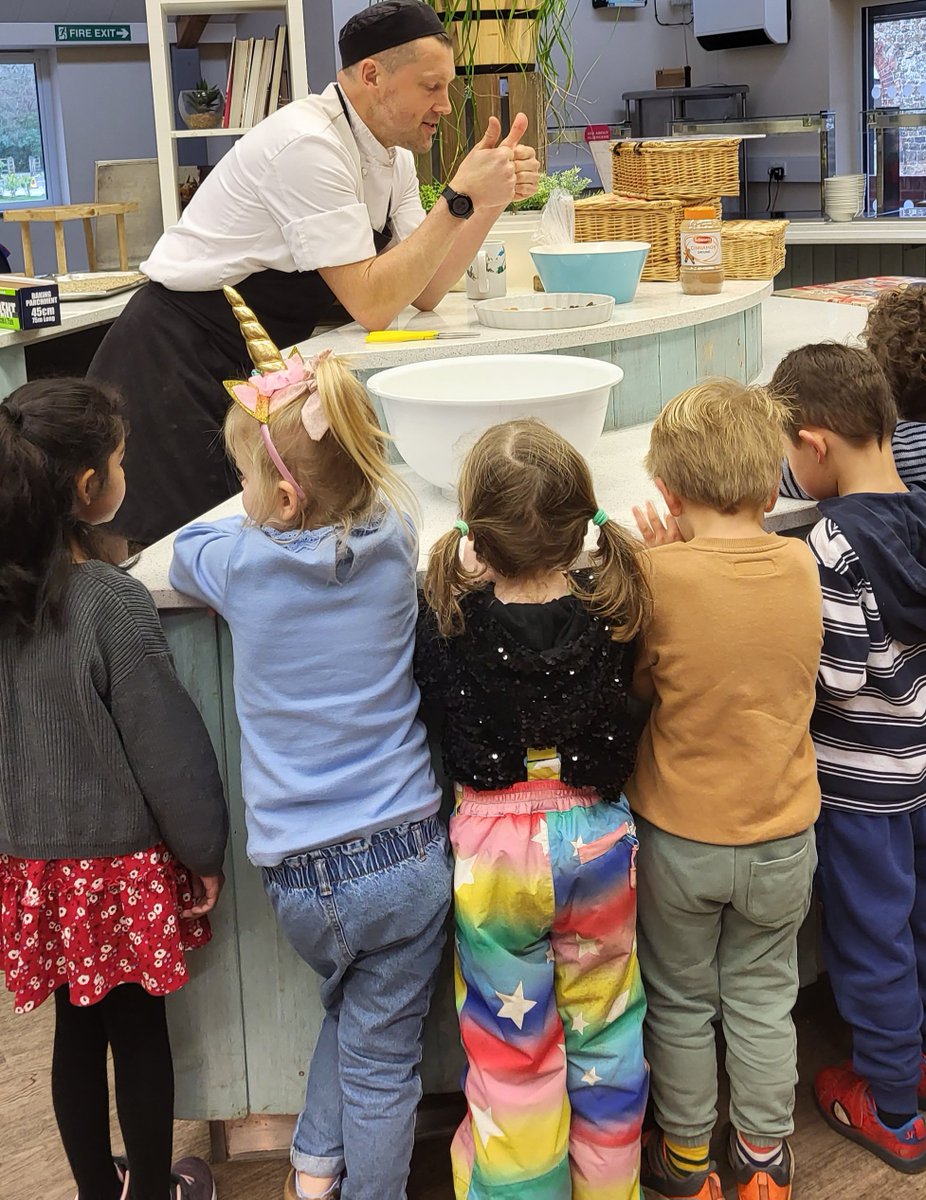 ktstanding's tweet image. Head Chef Chris 👨‍🍳 helping early years to make hot cross buns  #eastertreats 🐣@HolroydHowe @FrenshamJuniors @NSkevington75