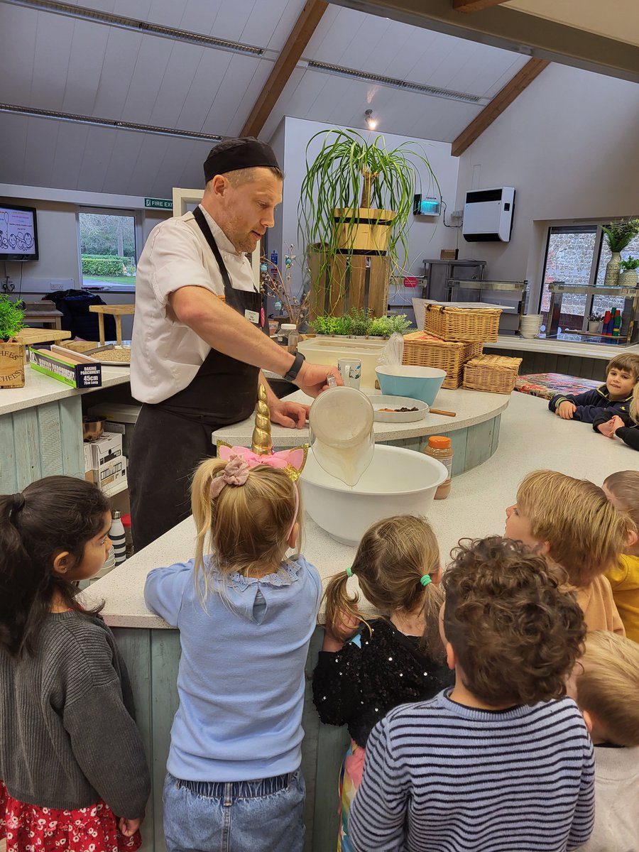 ktstanding's tweet image. Head Chef Chris 👨‍🍳 helping early years to make hot cross buns  #eastertreats 🐣@HolroydHowe @FrenshamJuniors @NSkevington75
